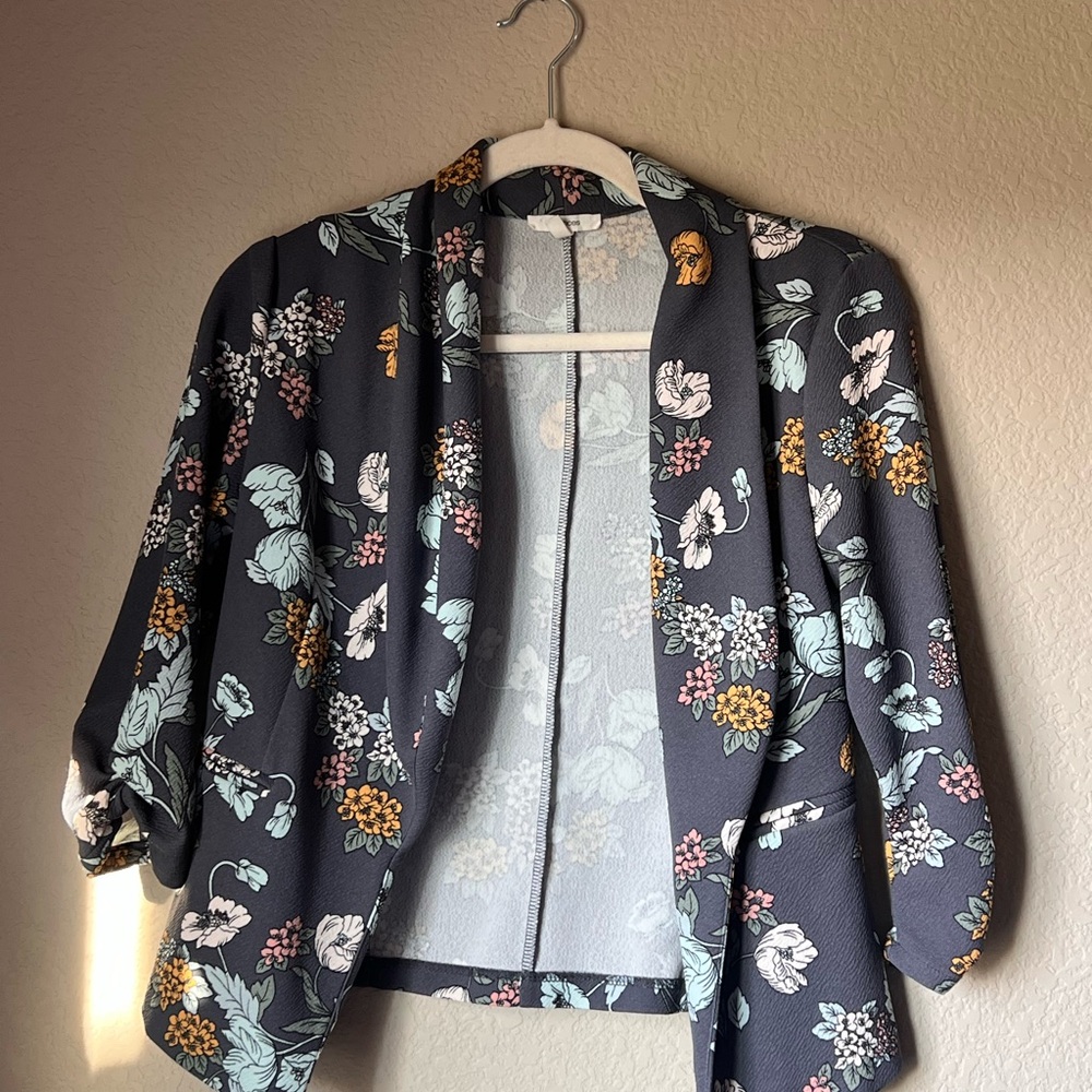 Maurice’s XS gray with floral design